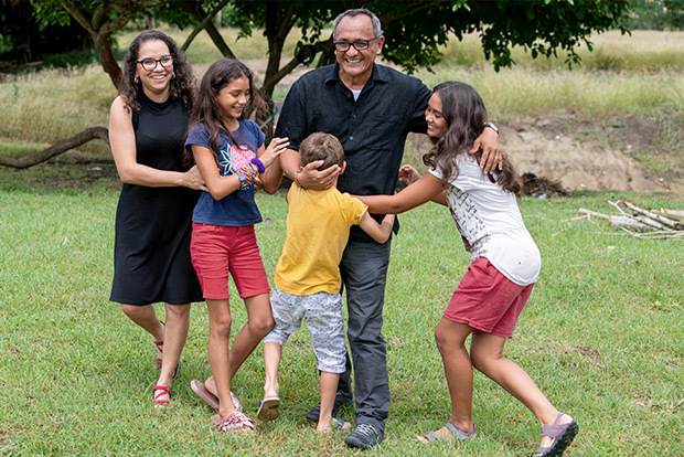 David and Gloria playing with family