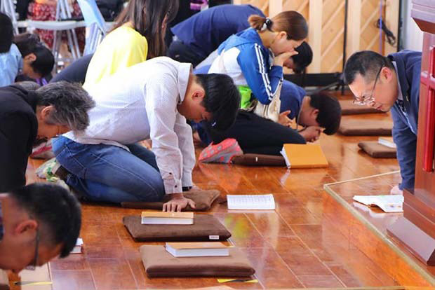 Chinese Christians praying
